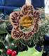 Boule de Noël en bois Couronne - Médaillon doré personnalisable
