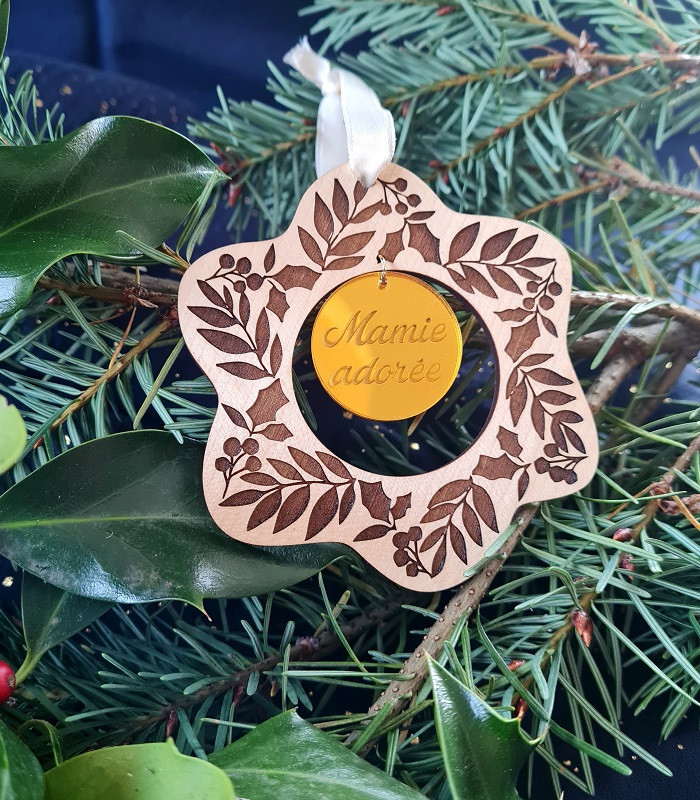 Boule de Noël en bois Couronne - Médaillon doré personnalisable