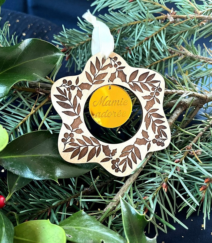 Boule de Noël en bois Couronne - Médaillon doré personnalisable