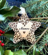 Décoration de Noël en bois gravé avec motif léopard et texte personnalisable, idéale pour un sapin unique et élégant