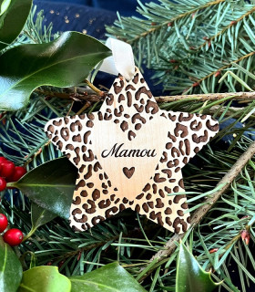 Décoration de Noël en bois gravé avec motif léopard et texte personnalisable, idéale pour un sapin unique et élégant