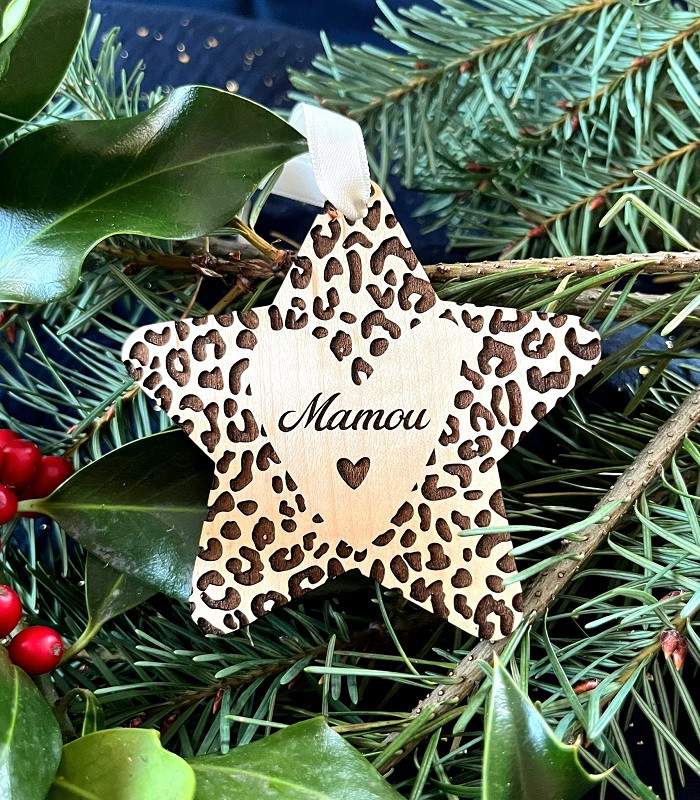 Décoration de Noël en bois gravé avec motif léopard et texte personnalisable, idéale pour un sapin unique et élégant