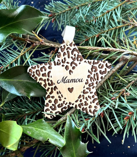 Étoile en bois gravé avec motif léopard et prénom gravé au centre, décoration de Noël personnalisable et artisanale.